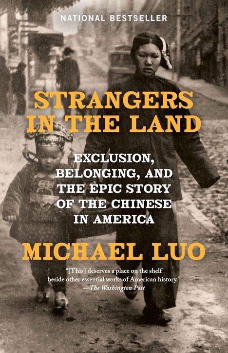 „NATIONAL BESTSELLER. STRANGERS IN THE LAND: EXCLUSION, BELONGING...“ Zwei Personen in traditioneller Kleidung gehen eine Straße entlang.