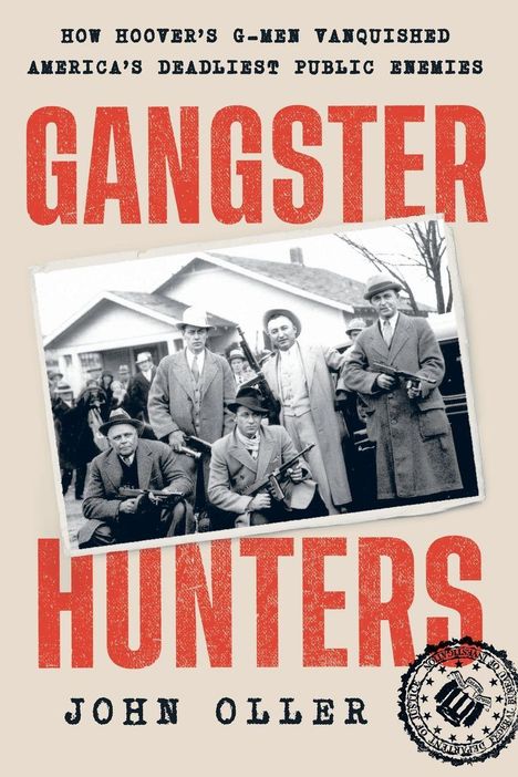 Titel: "Gangster Hunters". Untertitel: "How Hoover’s G-Men Vanquished America’s Deadliest Public Enemies". Schwarz-Weiß-Foto von Männern in Anzügen mit Waffen.