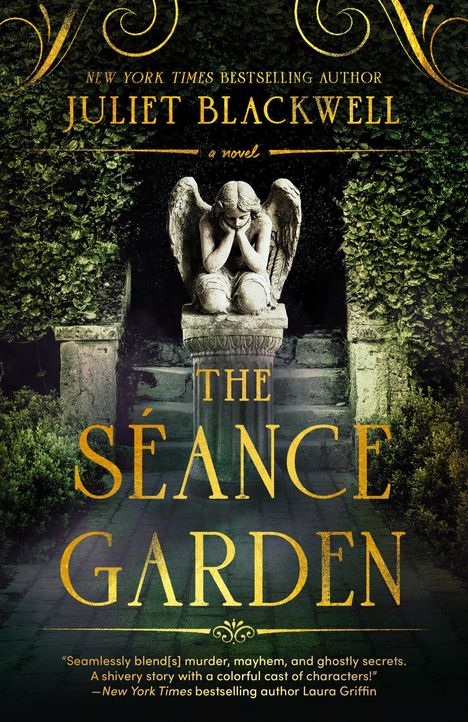 „The Séance Garden“, Juliet Blackwell, Engelsstatue in einem Garten vor dichtem Laub als Hintergrund.