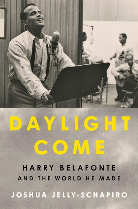 „DAYLIGHT COME“ in Gelb, darunter „Harry Belafonte And the World He Made“ von Joshua Jelly-Schapiro. Ein Mann singt ins Mikrofon.
