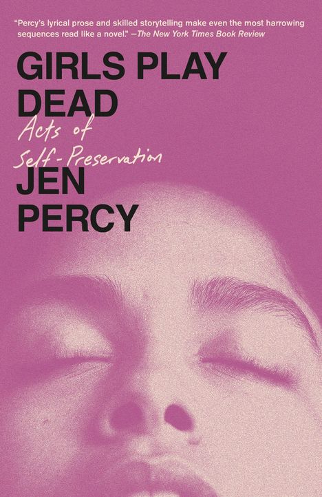 Oben steht der Text: "Percy's lyrical prose... a novel!" - The New York Times Book Review. Darunter der Titel "GIRLS PLAY DEAD" und "Acts of Self-Preservation" in schwungvoller Schrift, gefolgt von "JEN PERCY". Ein Gesicht mit geschlossenen Augen ist im Hintergrund leicht rosa dargestellt.