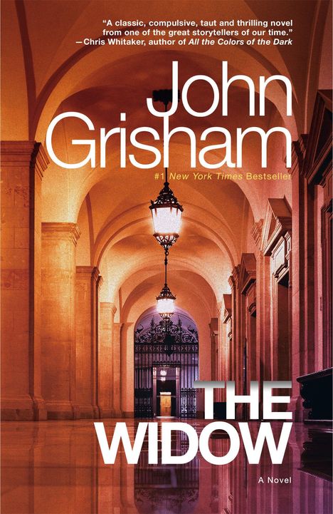 „John Grisham“, „THE WIDOW“, „#1 New York Times Bestseller“. Gewölbehallen mit eleganten Lampen und schmiedeeisernem Tor.