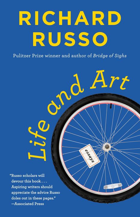 Titel: "Life and Art". Autor: Richard Russo, Pulitzer-Preis-Gewinner. Abgebildet ist ein Fahrradrad vor blauem Hintergrund.