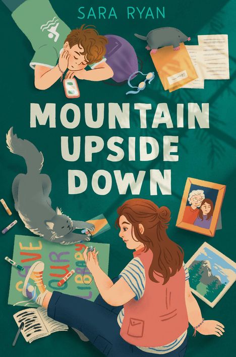 Text: "Mountain Upside Down", "Save Our Library". Zwei Personen auf Decke, Katze spielt, Papiere, Bilderrahmen.