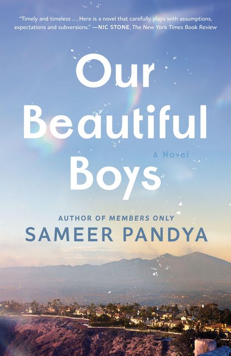 "Our Beautiful Boys" von Sameer Pandya. Darunter Stadtlandschaft mit Bergen im Hintergrund.
