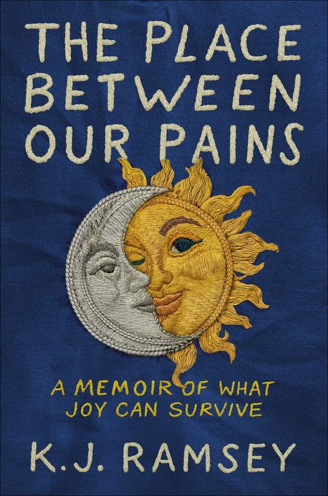 Text: "The Place Between Our Pains", "A Memoir of What Joy Can Survive", "K.J. Ramsey". Stickerei von Sonne und Mond auf blau.