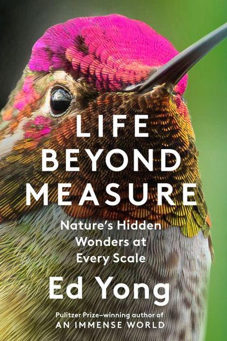 Text: "LIFE BEYOND MEASURE: Nature's Hidden Wonders at Every Scale. Ed Yong." Ein Kolibri ist mit lebhaften Farben dargestellt.