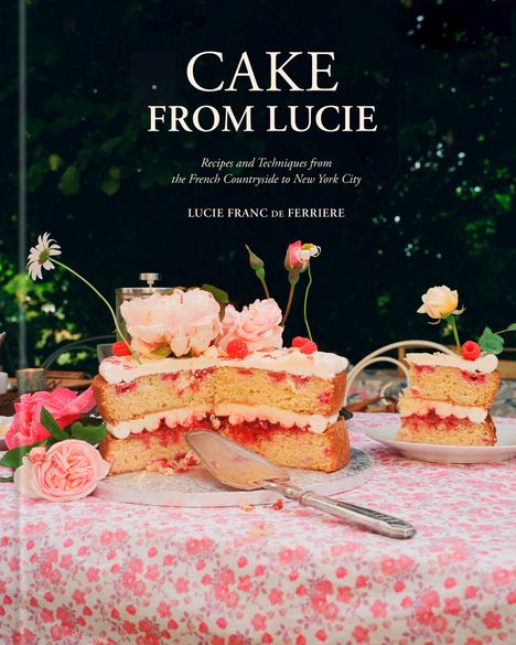 "Cake from Lucie" und "Lucie Franc de Ferriere". Zwei helle Tortenstücke mit Blumen und Beeren auf Spitzendecke.
