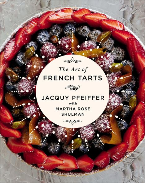 Text: "The Art of French Tarts" von Jacquy Pfeiffer mit Martha Rose Shulman. 
Bild: Eine Tarte mit Erdbeeren und Beeren dekoriert.