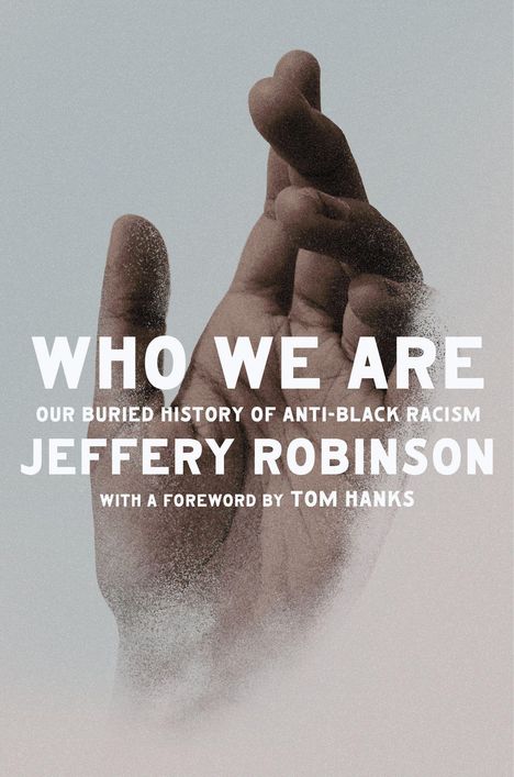 Text: "Who We Are: Our Buried History of Anti-Black Racism" von Jeffery Robinson, mit Vorwort von Tom Hanks. Eine Hand streckt sich aus.