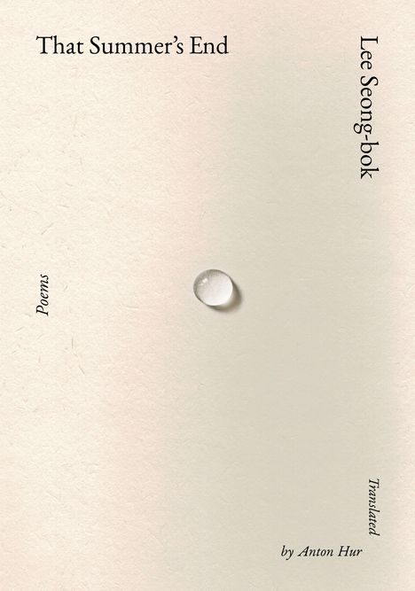 „That Summer’s End“, „Lee Seong-bok“, „Poems“, „Translated by Anton Hur“. Ein Wassertropfen auf hellem Hintergrund.