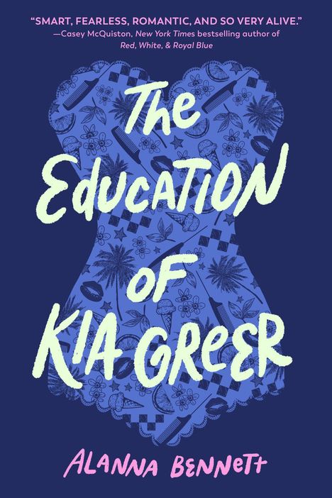 "SMART, FEARLESS, ROMANTIC, AND SO VERY ALIVE." Titel: The Education of Kia Greer. Autor: Alanna Bennett. Blaues Herzmuster.