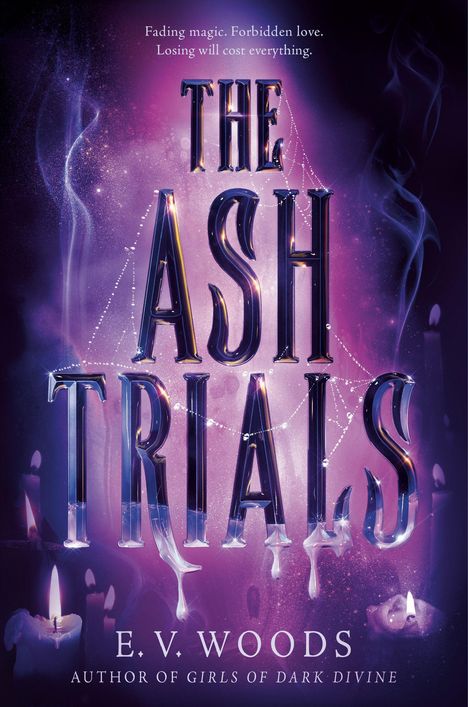 "The Ash Trials" von E.V. Woods. Dunkle, magische Atmosphäre mit lila Rauch und Kerzen.