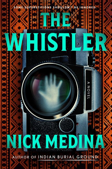 "The Whistler", "A Novel", "Nick Medina", "Some superstitions shouldn't be ignored", "Author of Indian Burial Ground". Hintergrund mit Kamera.