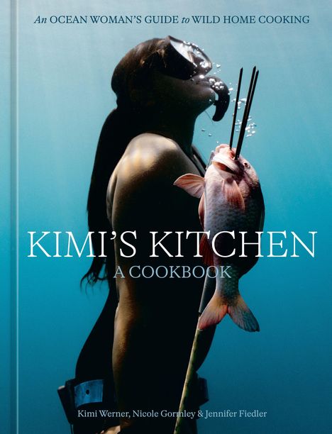 Text: "An Ocean Woman's Guide to Wild Home Cooking", "Kimi's Kitchen: A Cookbook". Eine Taucherin unter Wasser mit einem Fisch.