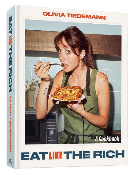 Texte: "OLIVIA TIEDEMANN", "EAT LIKE THE RICH", "A Cookbook". Eine Frau isst eine Lasagne, trägt grünes Outfit.