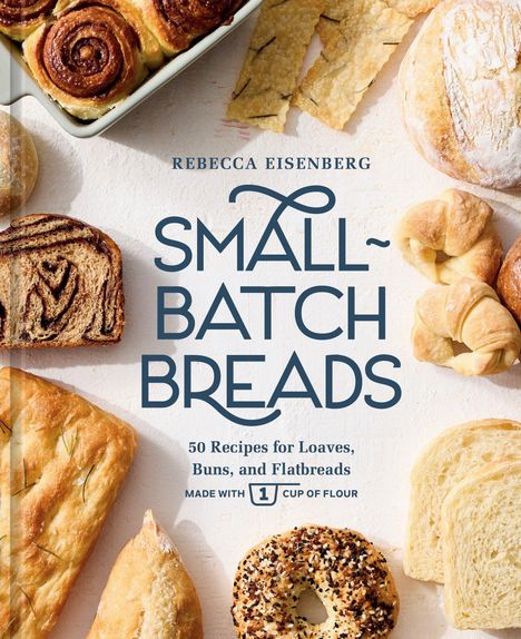 "Small-Batch Breads" – 50 Rezepte. Verschiedene Backwaren arrangiert, darunter Zimtschnecken und Baguette.