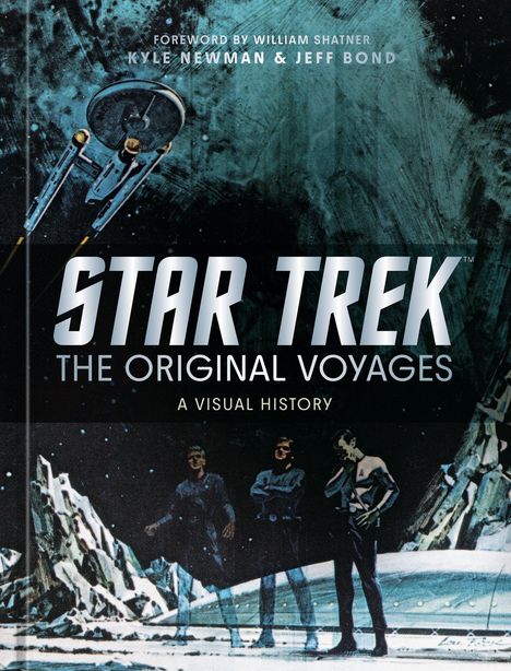 Texte: "Vorwort von William Shatner. Kyle Newman & Jeff Bond. Star Trek: The Original Voyages. A Visual History." Ein Raumschiff und drei Personen in Uniform auf einer kargen Landschaft.