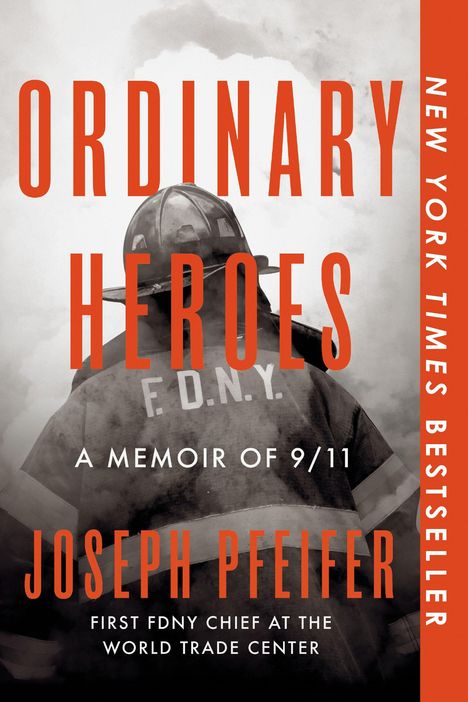 "Ordinary Heroes", Memoiren von 9/11, Joseph Pfeifer. Feuerwehrmann in Uniform, FDNY-Rückenaufschrift.