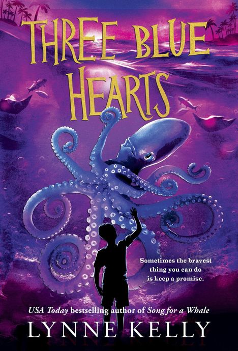 "THREE BLUE HEARTS" oben. Ein Kind berührt einen großen Oktopus im Meer. Palmen sind im Hintergrund.
