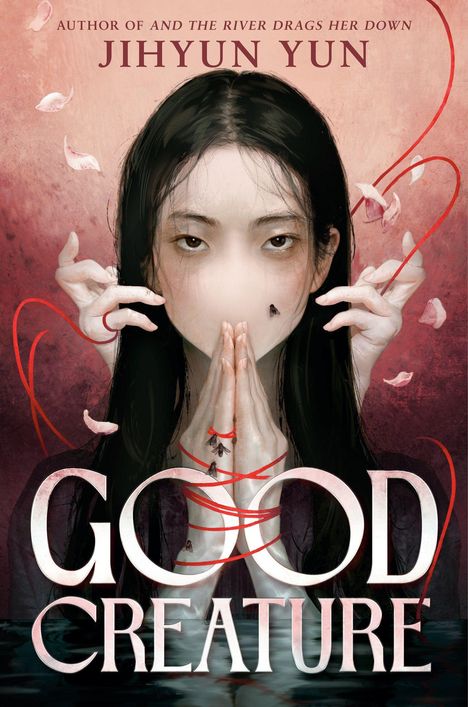 Titel: "Good Creature" von Jihyun Yun. Illustration: Frau mit geschlossenen Händen, rote Fäden und Fliegen, umgeben von Blütenblättern.