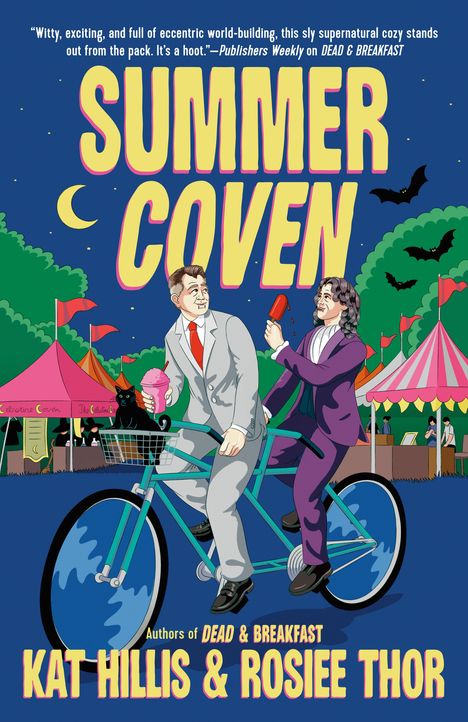 "SUMMER COVEN" oben in großen gelben Buchstaben, zwei elegant gekleidete Männer fahren Tandem; Karnevalszelte im Hintergrund.