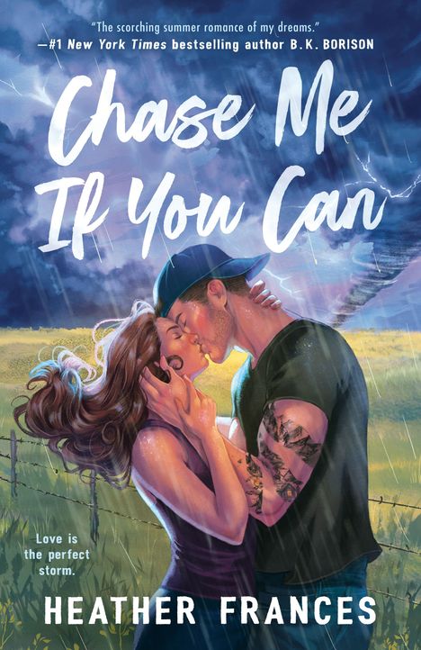 "Chase Me If You Can" in großen weißen Buchstaben. Ein Paar küsst sich leidenschaftlich in einem stürmischen Feld.
