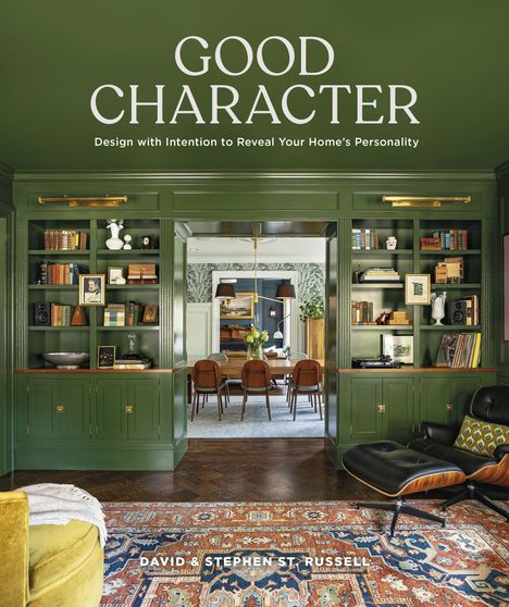 GOOD CHARACTER: Design with Intention to Reveal Your Home’s Personality. Grüner Raum mit Bücherregalen und Esstisch.