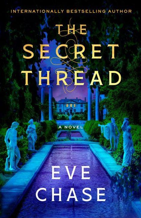 "The Secret Thread", "A Novel", "Eve Chase". Ein beleuchteter Garten mit Statuen, Bäumen und einem großen Gebäude im Hintergrund.