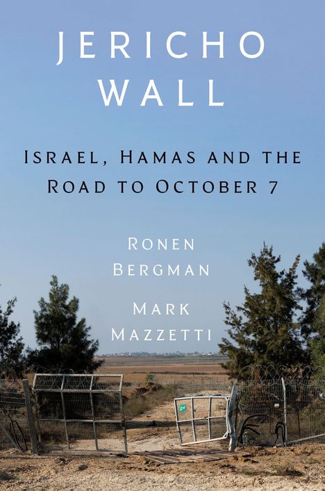 "JERICHO WALL" oben, darunter "Israel, Hamas and the Road to October 7", Autoren: Ronen Bergman, Mark Mazzetti. Im Hintergrund Landschaft mit gebrochenem Zaun.