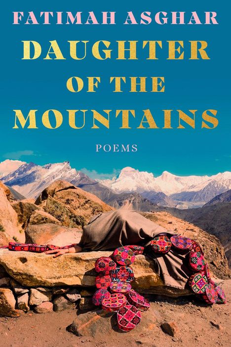 Text: "Fatimah Asghar Daughter of the Mountains Poems". Eine Person liegt unter einem Tuch, Berge im Hintergrund.