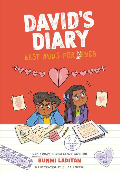 "David’s Diary: Best Buds For Never" in großen Buchstaben. Zwei Kinder schauen genervt auf Papiere. Deko mit Herzen.