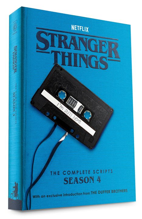 "Netflix Stranger Things, Season 4 Scripts." Illustration: Schwarze Kassette auf blauem Hintergrund.