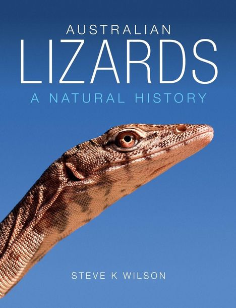 AUSTRALIAN LIZARDS, A NATURAL HISTORY, STEVE K WILSON. Ein Eidechsenkopf ragt vor einem klaren blauen Himmel hervor.