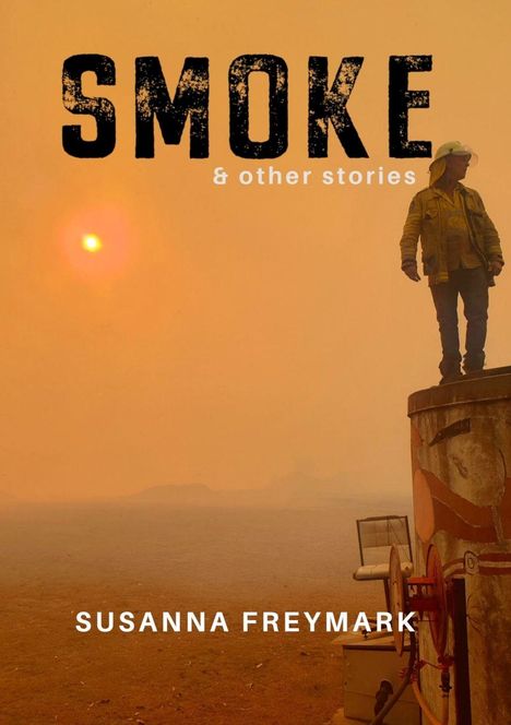 "SMOKE & other stories. SUSANNA FREYMARK." Ein Feuerwehrmann steht unter einem orangefarbenen, verrauchten Himmel.