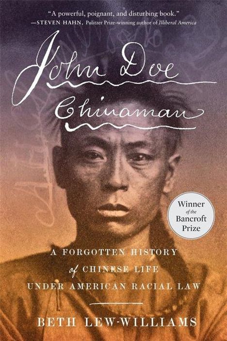 „John Doe Chinaman“, „Winner of the Bancroft Prize“. Ein asiatischer Mann schaut ernst, Hintergrund in Braun- und Orangetönen.