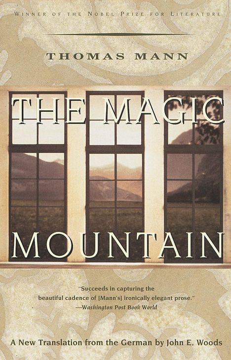 Text: "THE MAGIC MOUNTAIN" von Thomas Mann. Neues Fenster zeigt Berglandschaft. Beige Hintergrund mit floralem Muster.