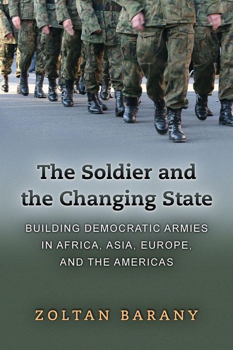 "The Soldier and the Changing State" und weitere Untertitel in weiß. Darunter marschierende Soldaten in Tarnkleidung.