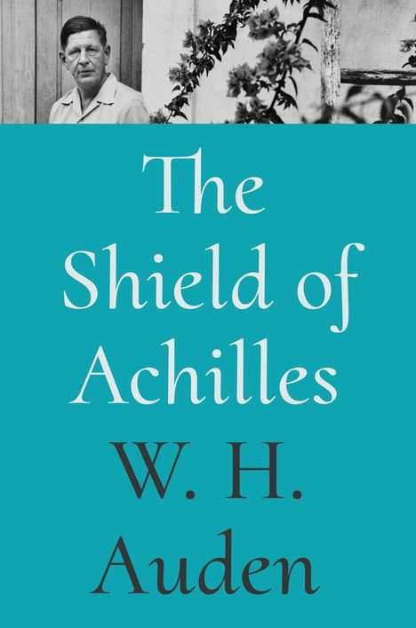 Oben: "The Shield of Achilles, W. H. Auden". Schwarz-Weiß-Foto eines Mannes vor einer Tür, mit Pflanzen links.