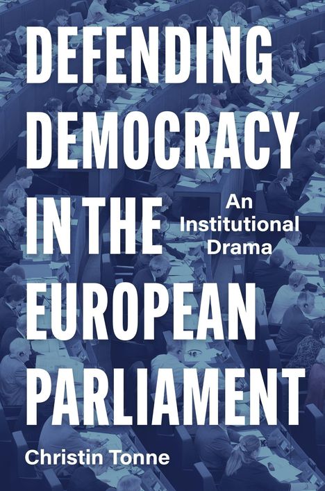 Text: "DEFENDING DEMOCRACY IN THE EUROPEAN PARLIAMENT. An Institutional Drama. Christin Tonne." Hintergrund: Menschen in einem Sitzungssaal.