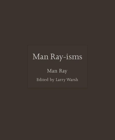 "Man Ray-isms", Man Ray, bearbeitet von Larry Warsh. Einfache, weiße Schrift auf schwarzem Hintergrund.