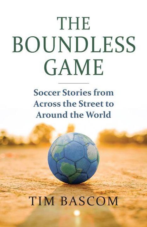 "The Boundless Game: Soccer Stories from Across the Street to Around the World" von Tim Bascom. Ein Ball auf einem Feld.