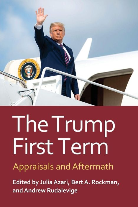 "The Trump First Term: Appraisals and Aftermath" steht in Weiß auf Rot. Eine Person winkt an Bord eines Flugzeugs.