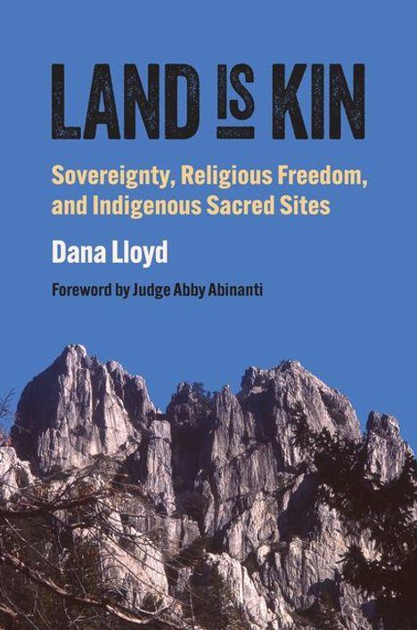 Text: „LAND IS KIN: Sovereignty, Religious Freedom, and Indigenous Sacred Sites. Dana Lloyd. Foreword by Judge Abby Abinanti.”  
Illustration: Berglandschaft unter klarem Himmel.