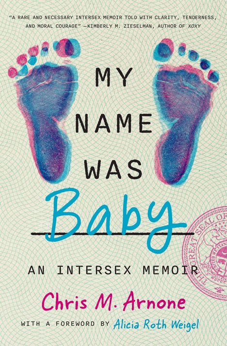 Der Text lautet: "MY NAME WAS Baby: An Intersex Memoir". Oben Fußabdrücke in Blau und Pink. Autorenname: Chris M. Arnone.
