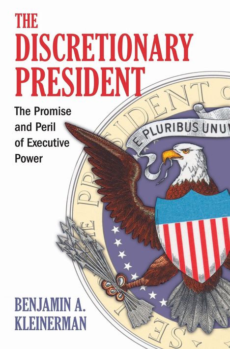 "THE DISCRETIONARY PRESIDENT" steht in roter Schrift. Ein Adler mit Schild und Pfeilen, begleitet von "E PLURIBUS UNUM".