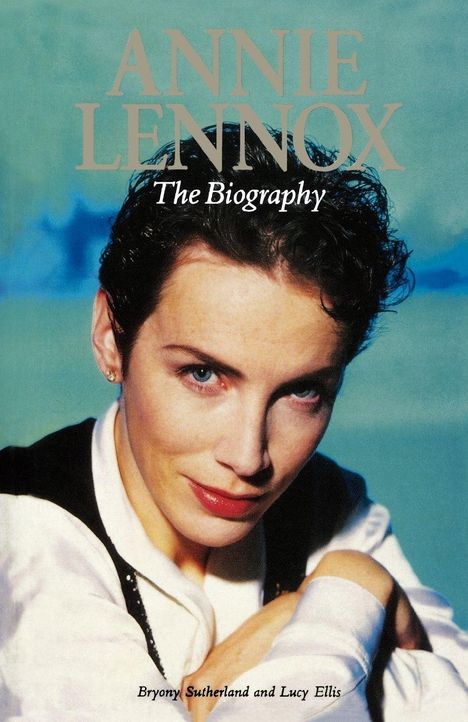 "ANNIE LENNOX The Biography" von Bryony Sutherland und Lucy Ellis. Frau mit kurzem Haar, trägt weiße Bluse.