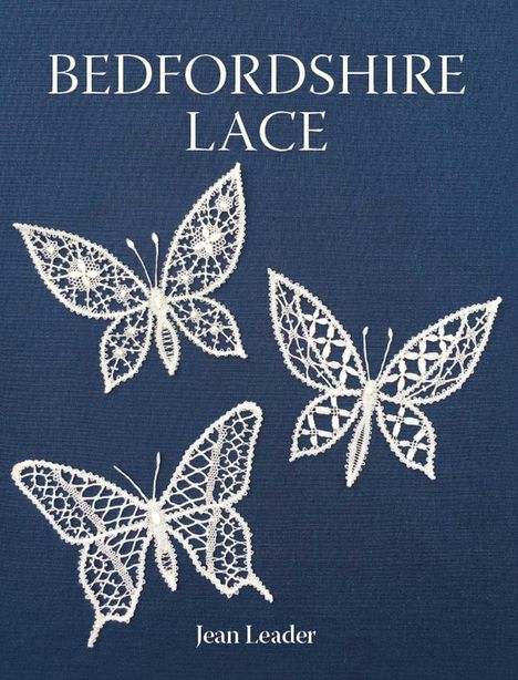 Der Text "BEDFORDSHIRE LACE" und "Jean Leader" ist auf einem blauen Hintergrund mit drei weißen Spitzen-Schmetterlingen.