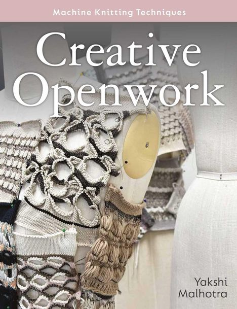 „Creative Openwork“ und „Yakshi Malhotra“ steht in Weiß auf Textilien mit Maschenmustern in Erdtönen auf Schneiderpuppen.