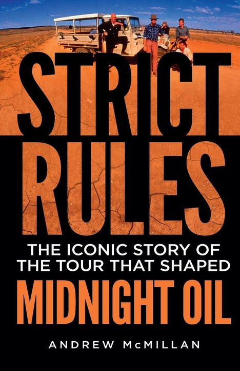 Text: "STRICT RULES: THE ICONIC STORY OF THE TOUR THAT SHAPED MIDNIGHT OIL. ANDREW McMILLAN." Vier Männer stehen an einem Geländewagen.